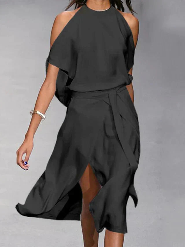 Madonna - Robe élégante avec des découpes aux épaules à la mode.