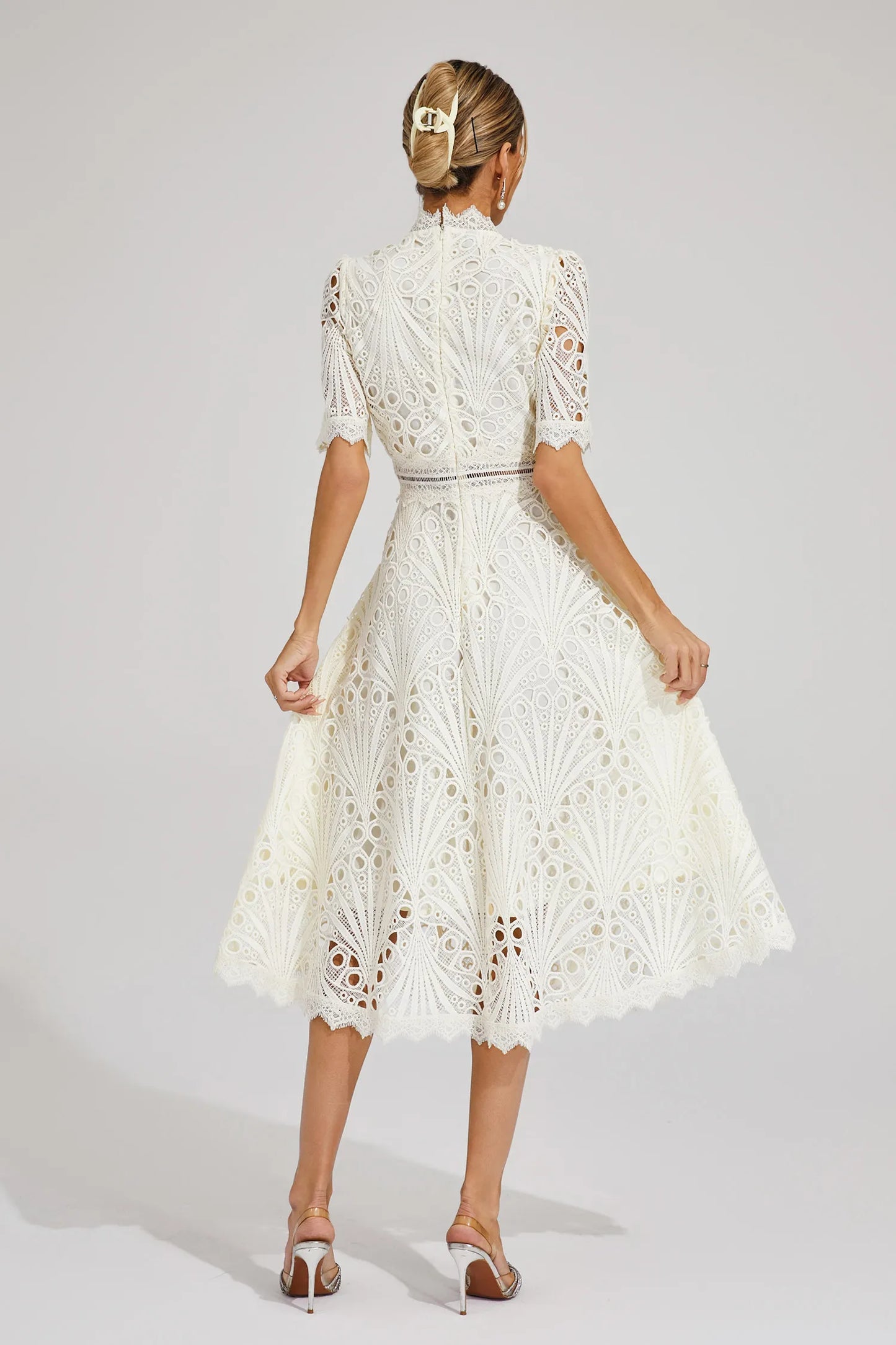 Pierre - Robe Midi en Dentelle et Raffinement