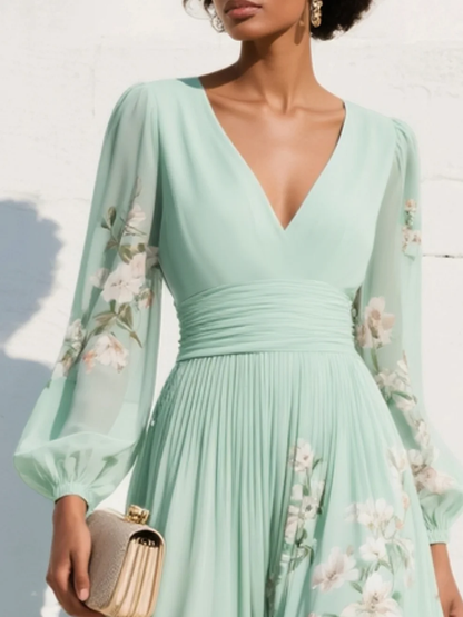 Cisella | Robe midi vert clair avec décolleté en V, en chiffon plissé et motif floral