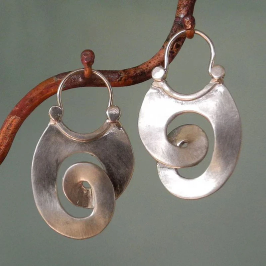 Boucles d'Oreilles Vintage en Forme Unique – Réflexion d'Argent avec Caractère
