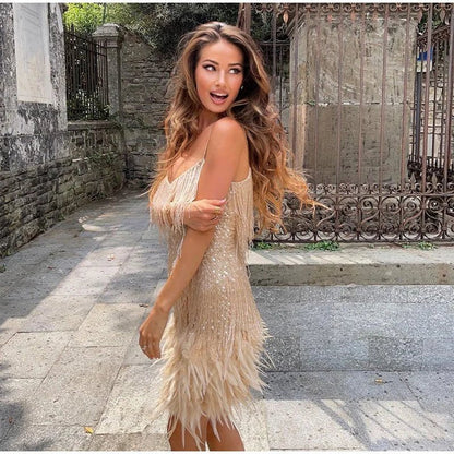 Mara - Une élégante robe de cocktail avec des ornements en plumes