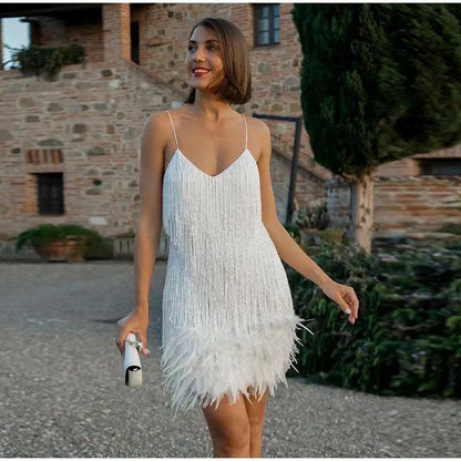 Laura - Robe de cocktail avec plumes dans un style élégant